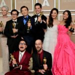 Los actores de "Everything Everywhere All at Once" con sus Oscar.