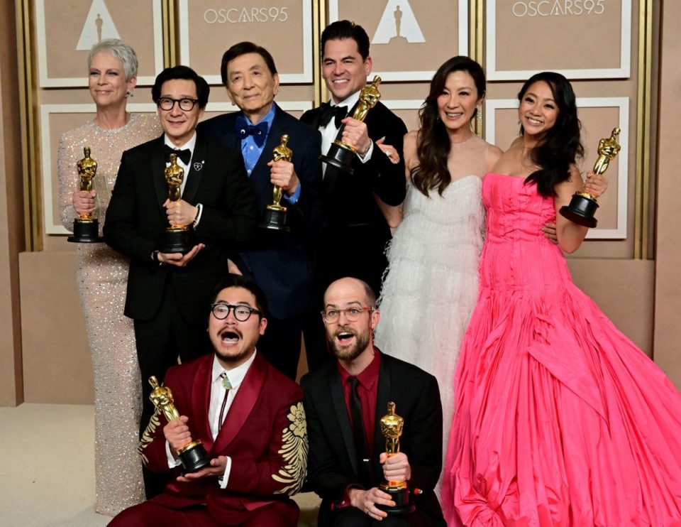 Los actores de "Everything Everywhere All at Once" con sus Oscar.