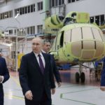 Vladimir Putin en una fábrica de aviación en Buryatia.