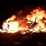 Los manifestantes prendieron fuego a la basura en las calles adyacentes a la plaza de la Concordia.