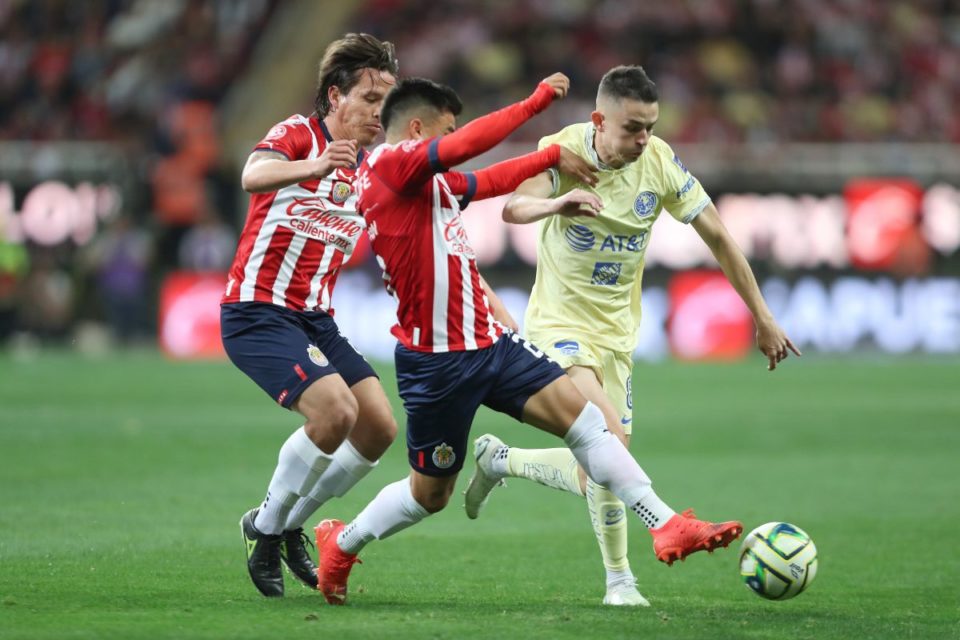 Las Águilas del América se impusieron a las Chivas con un marcador de 4-2. / Foto: Getty Images