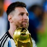 Lionel Messi sostiene la Copa del Mundo en el homenaje a la Selección Argentina.