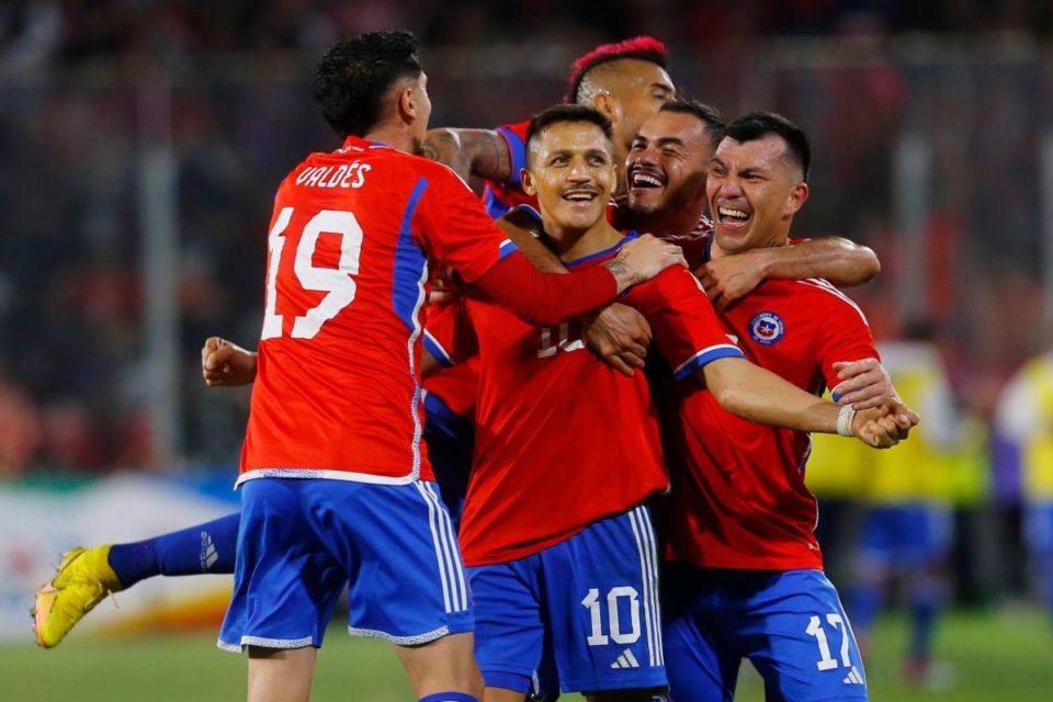 Alexis Sánchez celebra el gol desde el córner ante Paraguay.