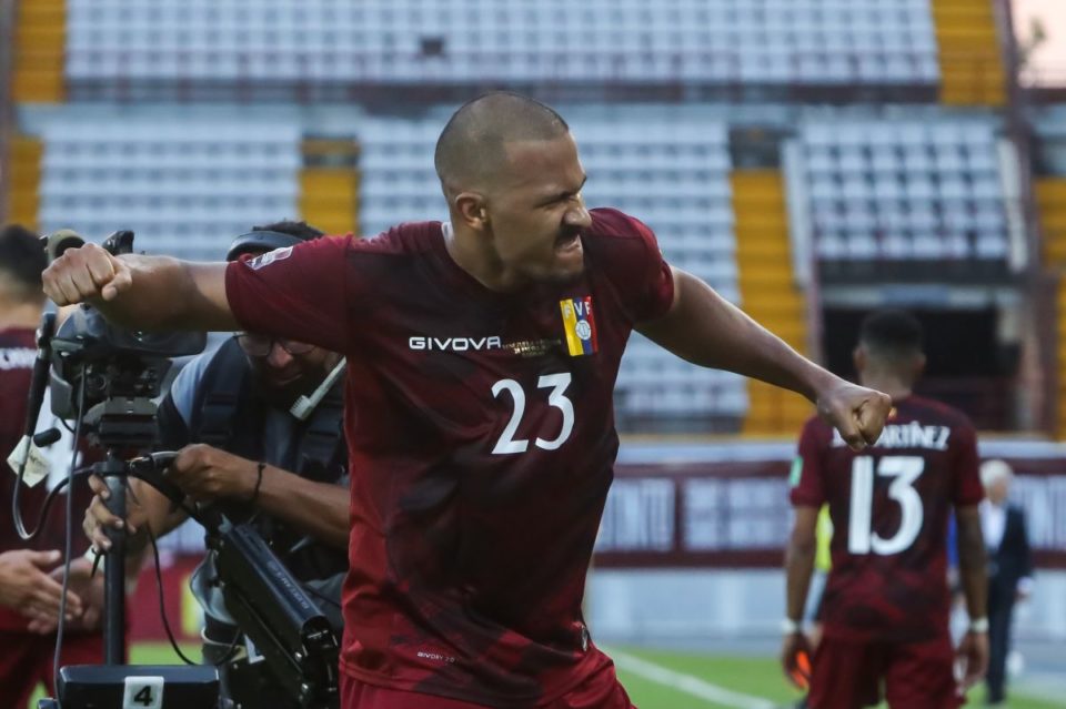 Imagen referencial. El atacante venezolano Salomón Rondón celebra un gol.