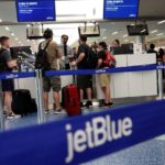 Pasajeros de JetBlue Airlines en el Aeropuerto Internacional de Fort Lauderdale, Florida.