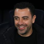 Xavi Hernández sonríe en el banquillo del FC Barcelona.