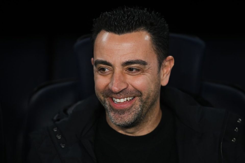 Xavi Hernández sonríe en el banquillo del FC Barcelona.