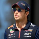 'Checo' Pérez fortalece su cuello en el gimnasio. / Foto: Getty Images