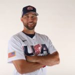 Adam Wainwright luce la camisa del equipo de Estados Unidos para el Clásico Mundial de Béisbol.