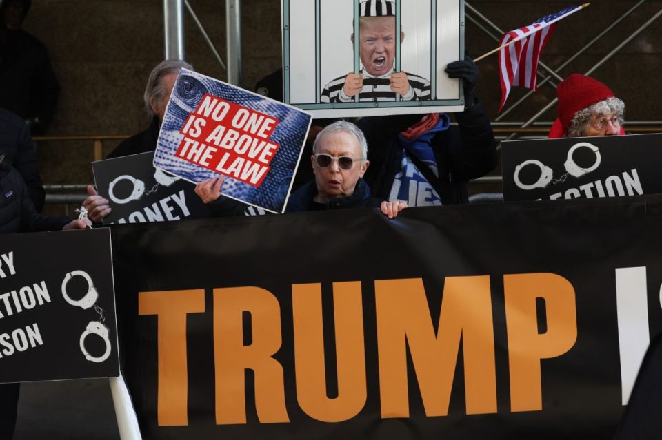 Simpatizantes y opositores de Trump se manifiestan en Manhattan.