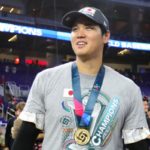 Shohei Ohtani luce su medalla de campeón del Clásico Mundial de Béisbol.