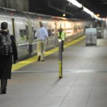 El tren seguía parado en la estación con las puertas abiertas mientras seguían golpeando al hombre.