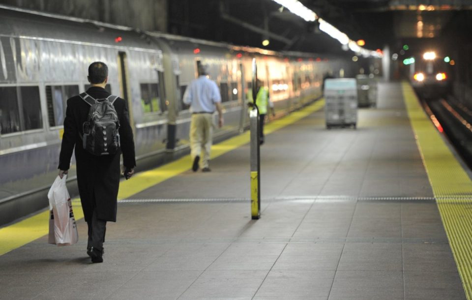 El tren seguía parado en la estación con las puertas abiertas mientras seguían golpeando al hombre.