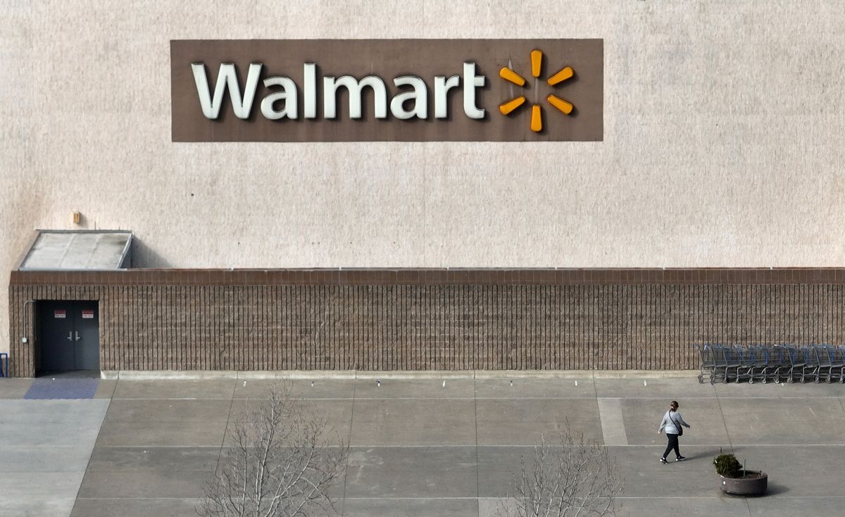 El hombre encontró en un Walmart una crisopa gigante.