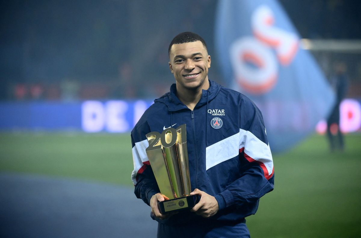 Kylian Mbappé posa con el trofeo que lo acredita como el máximo goleador histórico del PSG.