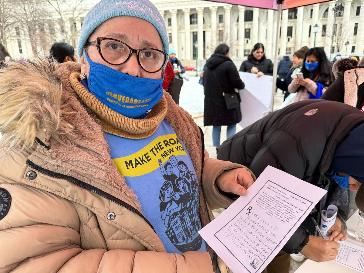 La inmigrante María Rubio viajó esta semana a Albany para participar en la manifestación a favor de la cobertura de salud.