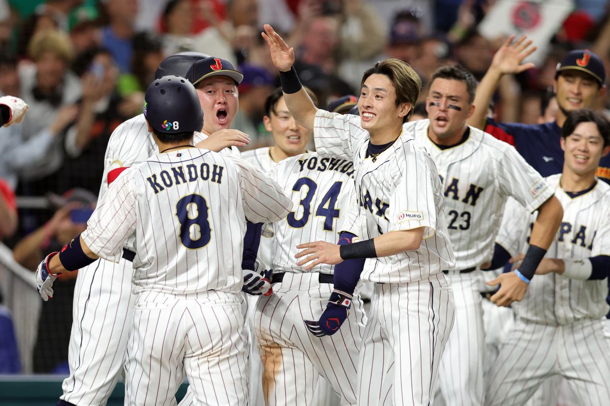 Japón celebra el cuadrangular de Masataka Yoshida que igualó las acciones 3-3 ante México.