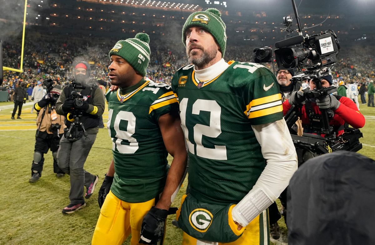 Aaron Rodgers (der.) tras salir de la cancha de Lambeau Field el 8 de enero.