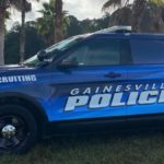 El padre de la mujer le disparó al sospechoso en el pecho, dijo la policía de Gainesville.