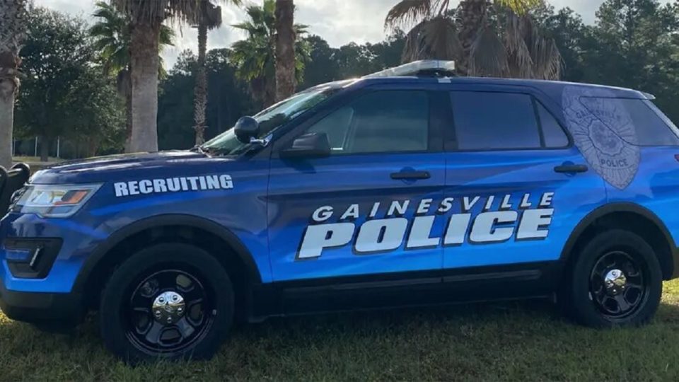 El padre de la mujer le disparó al sospechoso en el pecho, dijo la policía de Gainesville.