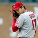 Shohei Ohtani utilizando el PitchCom.