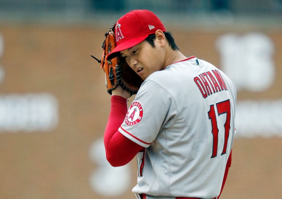 Shohei Ohtani utilizando el PitchCom.