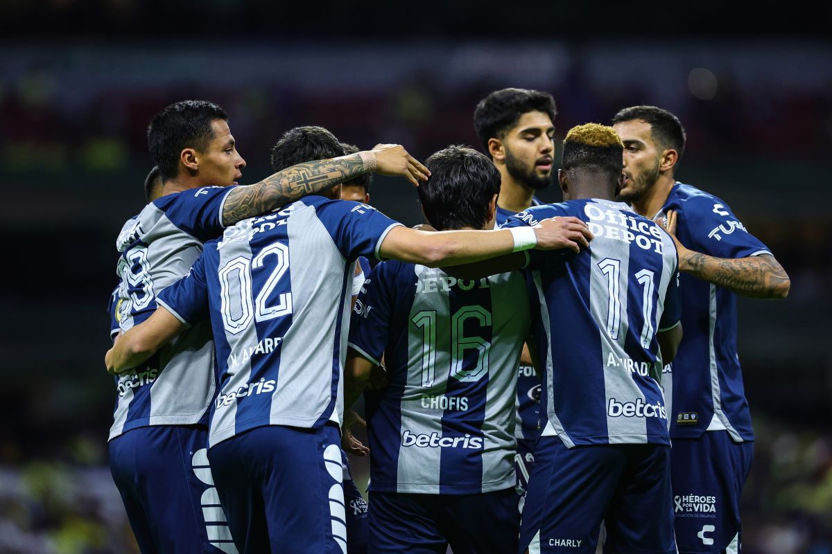 Jugadores del Pachuca celebran el gol de Jesús Hernandez.