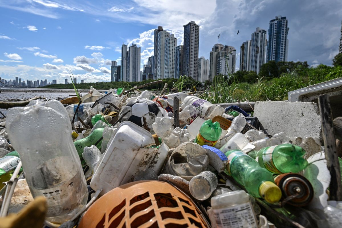 La materia prima creada a partir de plástico reciclado actualmente no puede competir con el petróleo virgen o el plástico a base de gas.