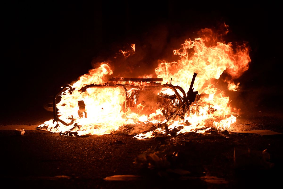 Los manifestantes prendieron fuego a la basura en las calles adyacentes a la plaza de la Concordia.