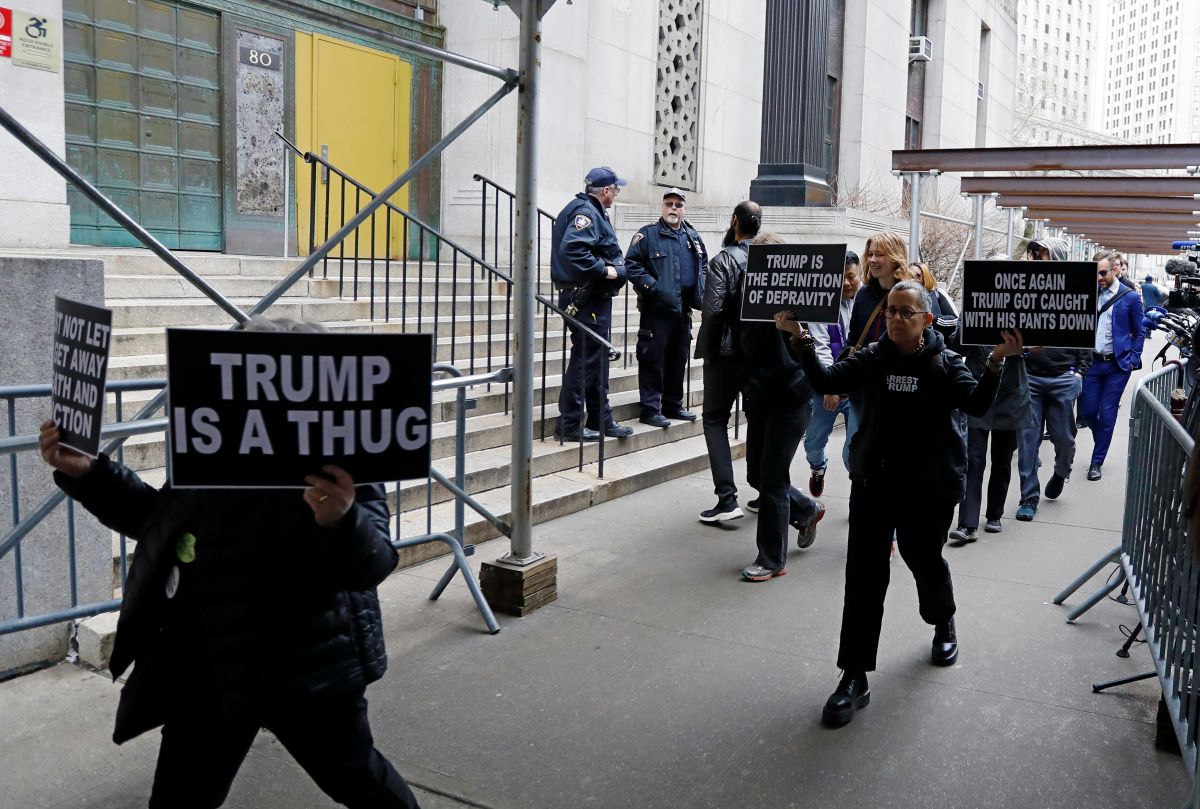 Protesta anti Trump afuera de la corte NYC, 27 de marzo 2023.