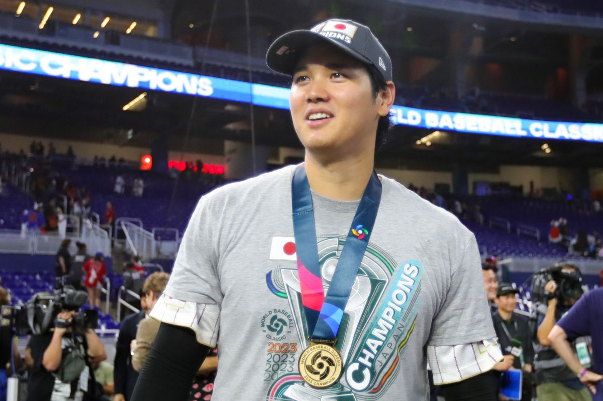 Shohei Ohtani luce su medalla de campeón del Clásico Mundial de Béisbol.