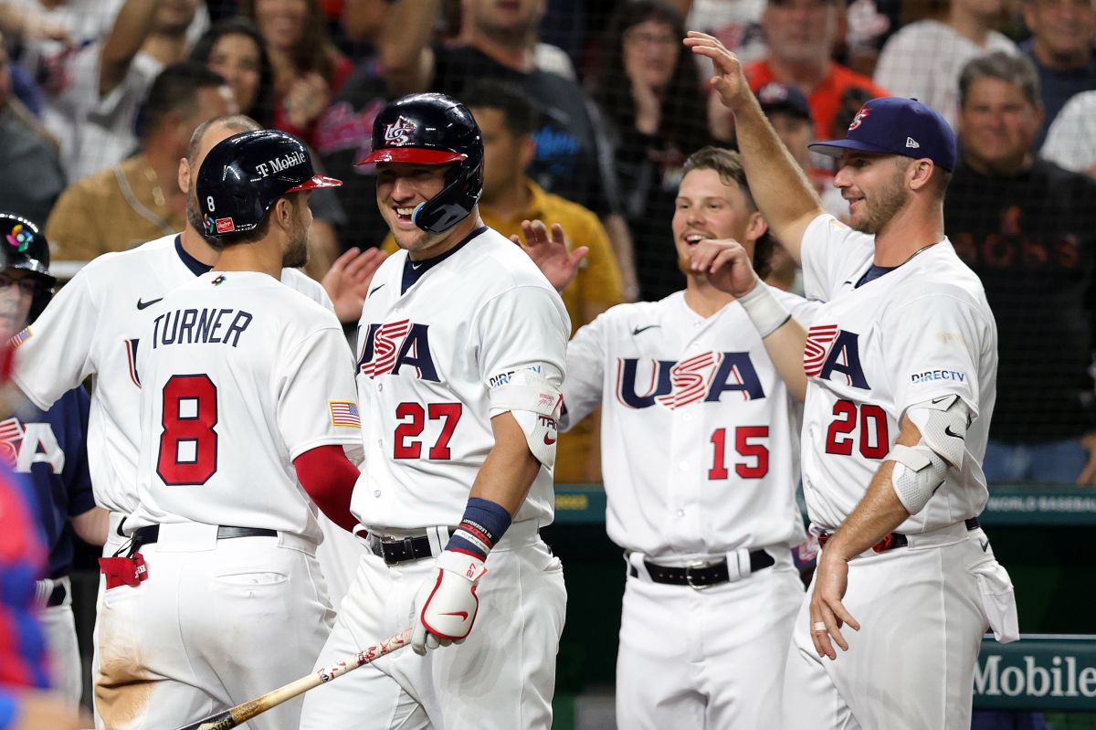 Trea Turner (#8) celebra a su llegada al home luego de disparar su segundo jonrón ante Cuba.