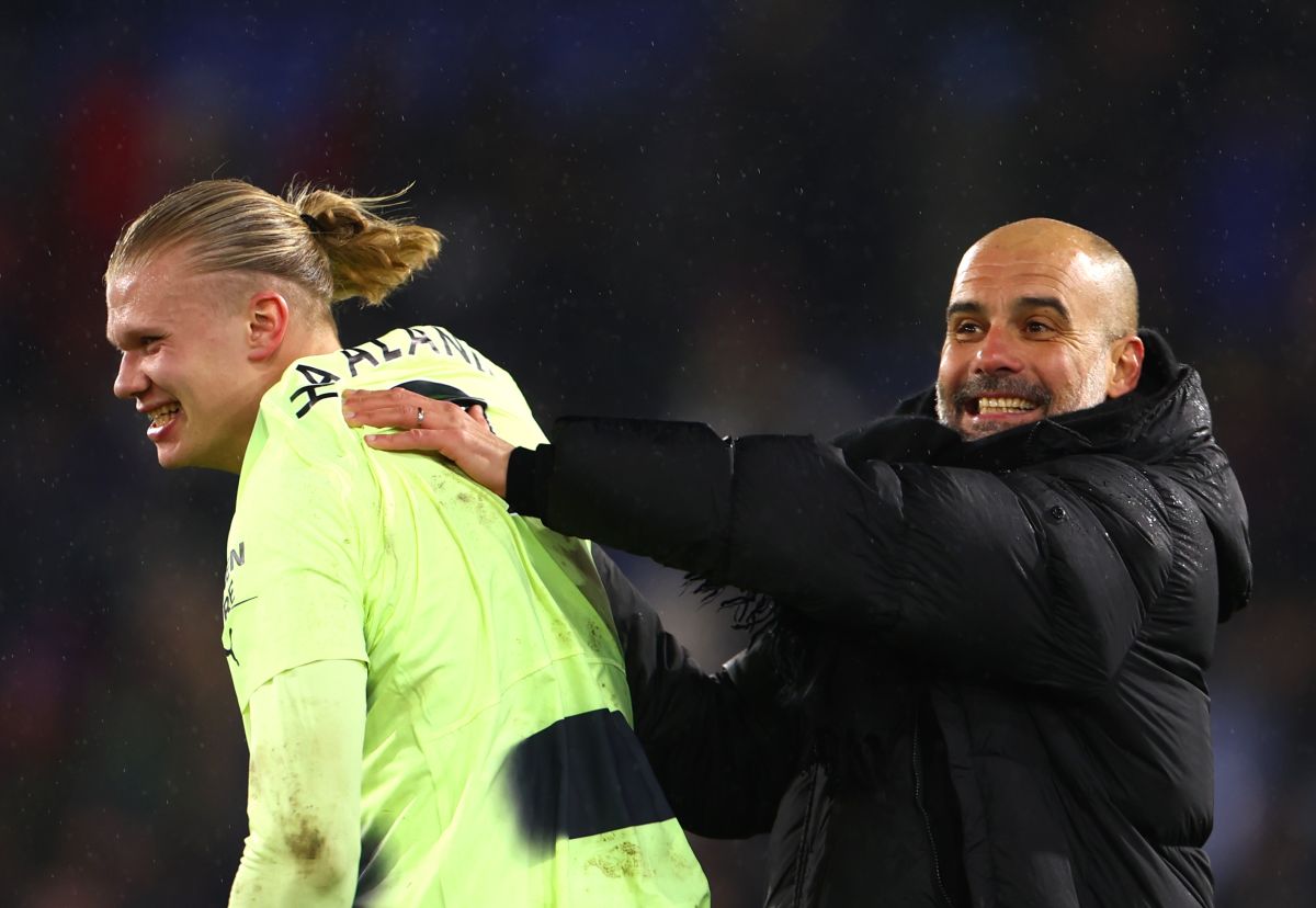 Pep Guardiola (D) junto a  Erling Haalad (I) en un juego del Manchester City.