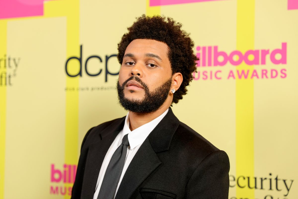 The Weeknd posa entre bastidores para los Billboard Music Awards 2021.