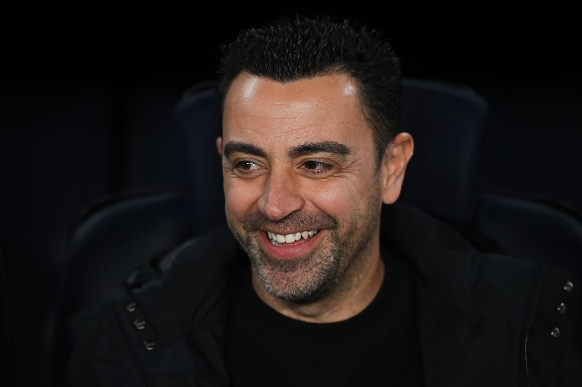 Xavi Hernández sonríe en el banquillo del FC Barcelona.