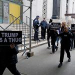 Protesta anti Trump afuera de la corte NYC, 27 de marzo 2023.