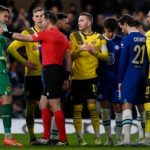 Jugadores del Borussia Dortmund reclaman al árbitro luego de repetir el penal para Chelsea.