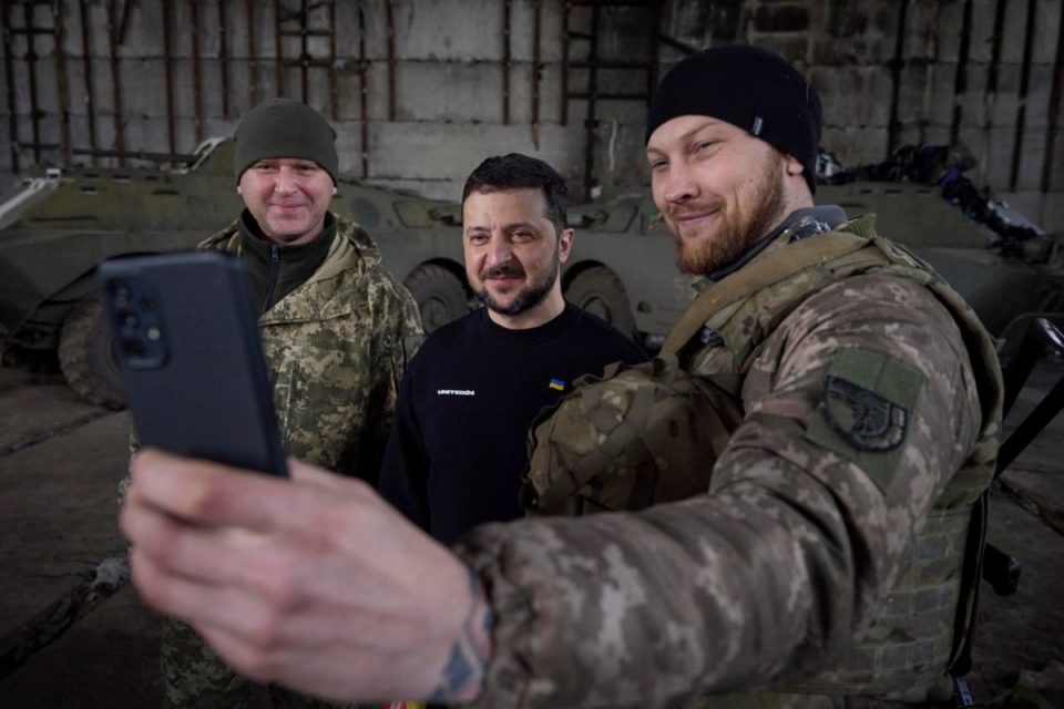 Bakhmut (Ukraine), 22/03/2023.- A handout photo made available by the Ukrainian Presidential Press Service shows Ukrainian President Volodymyr Zelensky (C) posing for a photo with servicemen as he visits the advanced positions of the Ukrainian military in the Bakhmut direction, during a working trip to the Donetsk region, at an undisclosed location in Ukraine, 22 March 2023, amid the Russian invasion of the country. Russian troops entered Ukrainian territory on 24 February 2022, starting a conflict that has provoked destruction and a humanitarian crisis. (Rusia, Ucrania) EFE/EPA/PRESIDENTIAL PRESS SERVICE HANDOUT HANDOUT EDITORIAL USE ONLY/NO SALES