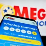 Si ganas el premio mayor de Mega Millions te darán dos opciones para cobrar tu dinero: un solo pago en efectivo o una anualidad por 29 años.