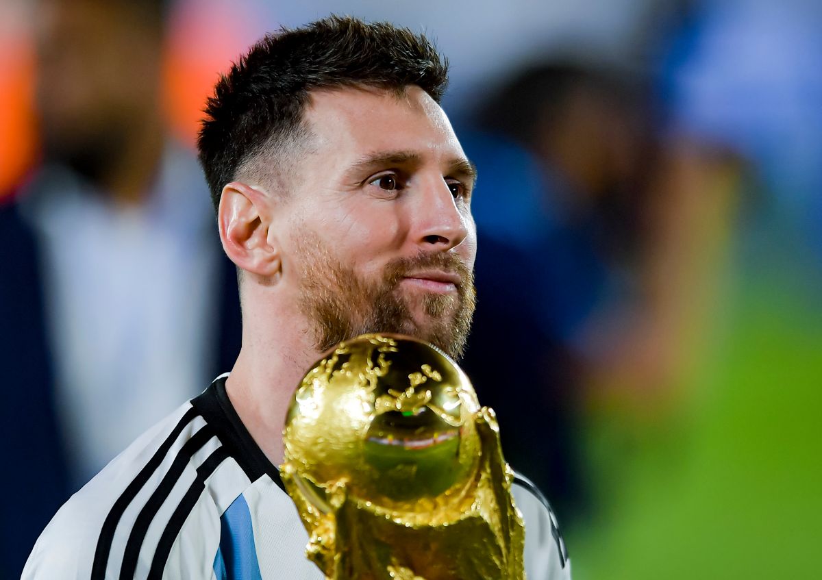 Lionel Messi sostiene la Copa del Mundo en el homenaje a la Selección Argentina.