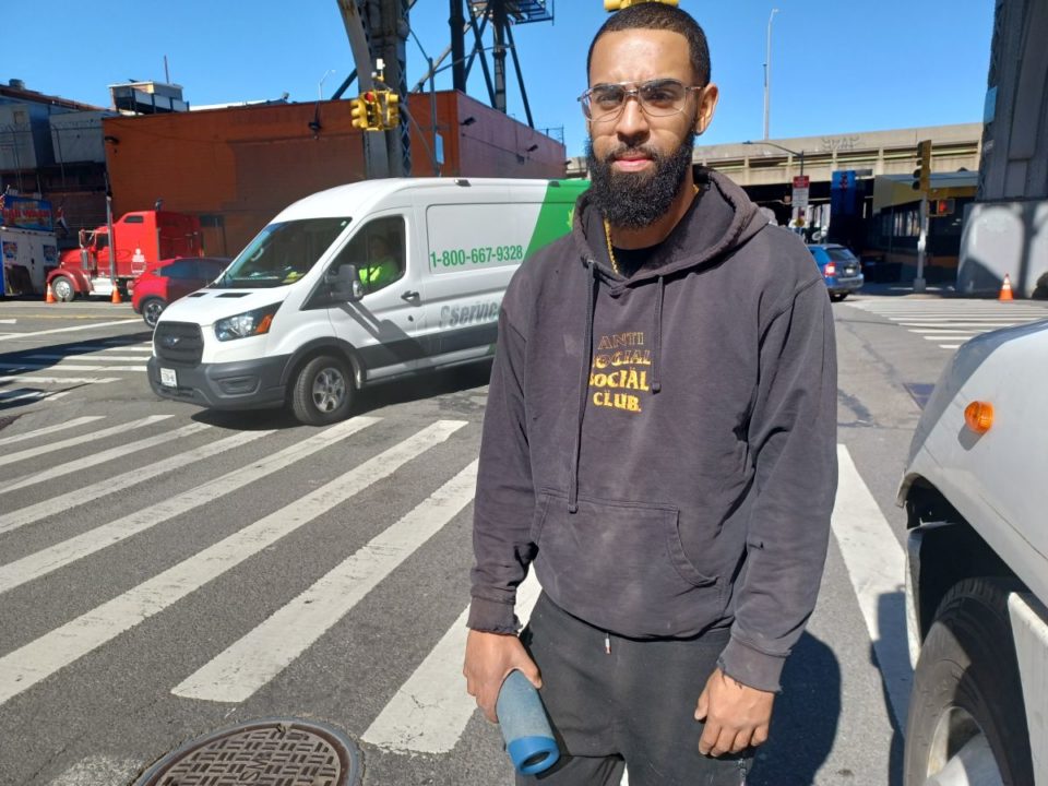 Para trabajadores del volante como Leo Tineo los tapones son cada día peores en la Gran Manzana.