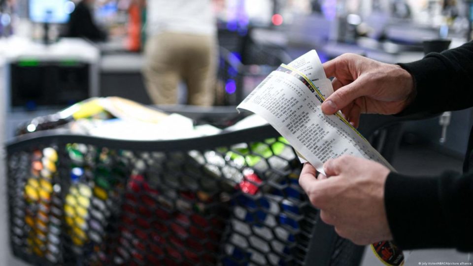 Francia pospone la eliminación del ticket de compra en papel a agosto