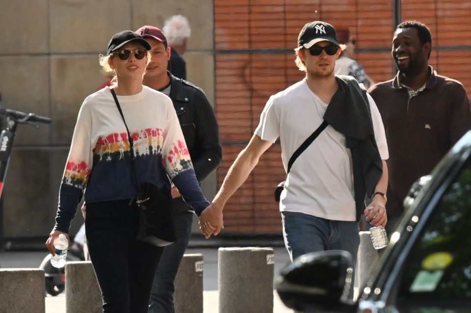 Taylor Swift y Joe Alwyn durante un paseo en París en 2019.