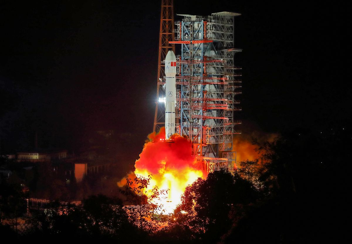 Cohete portador Long March 3B que transporta la sonda lunar robótica china Chang'e-4.