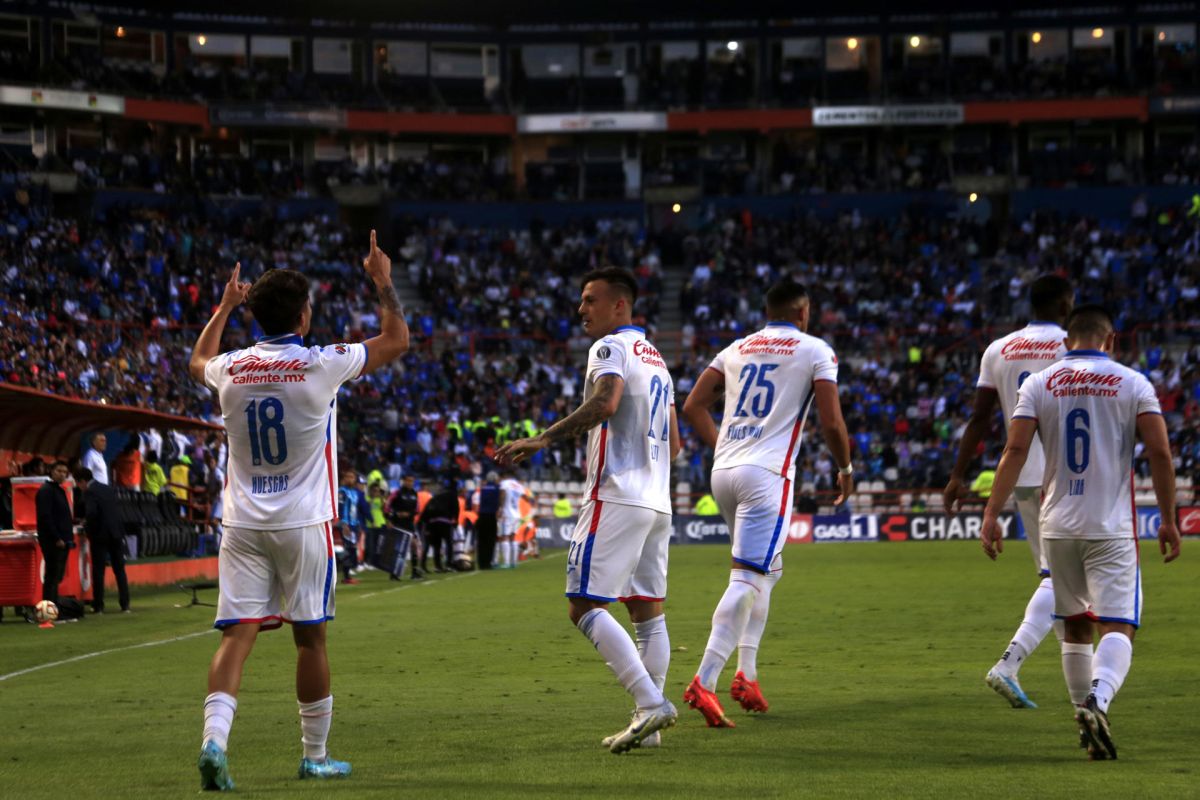 Jugadores de Cruz Azul celebran un gol contra Pachuca.