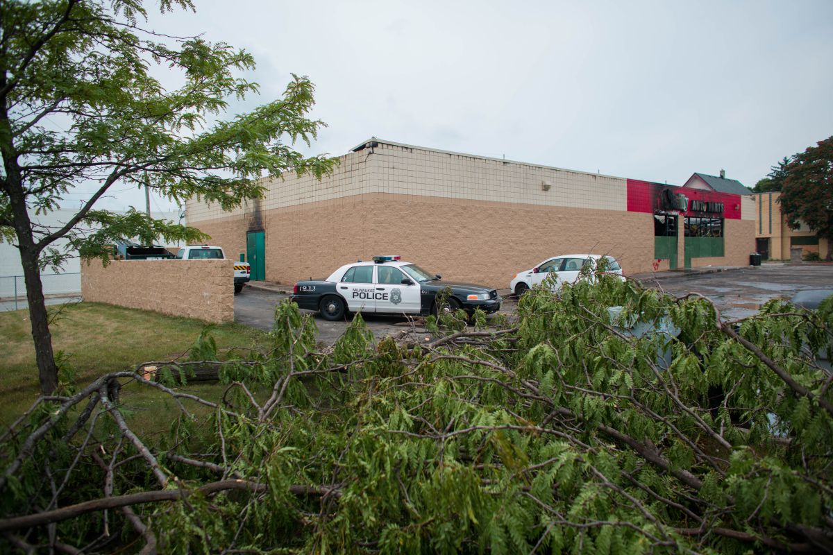 La policía llegó a la tienda O'Reilly Auto Parts en Chicago.