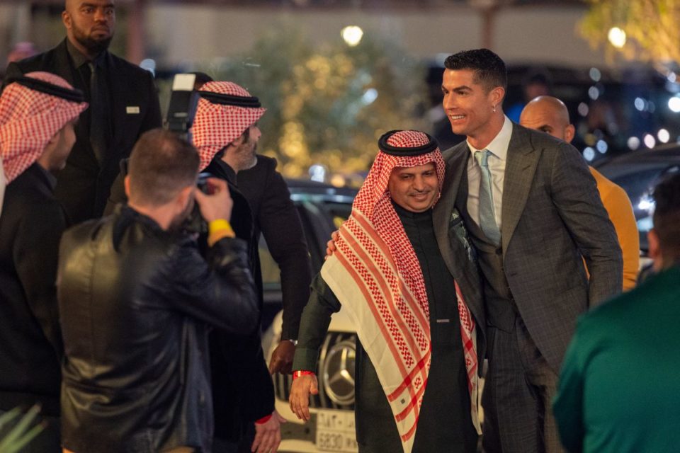 Cristiano Ronaldo junto al presidente del Al-Nassr, Musalli Al-Muammar.