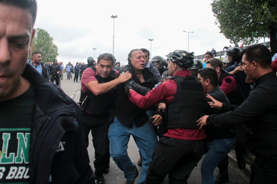 Momento del altercado contra el ministro Sergio Berni.