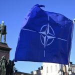 La bandera de la OTAN ondea en la Plaza del Senado en Helsinki, Finlandia.