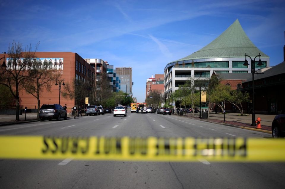 Cinta policial acordona el área del tiroteo en Old National Bank en Louisville, Kentucky.